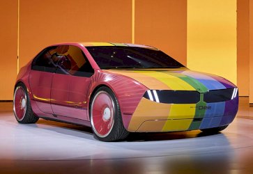 bmw-ov-koncept-automobil-i-vision-dee-menja-boje-u-sekundi
