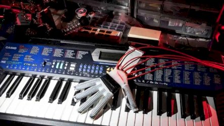 robotska-rukavica-omogucava-osobama-koje-su-prezivele-mozdani-udar-da-ponovo-otkriju-sviranje-klavira